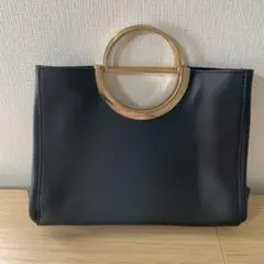 黒のショルダーバッグ ゴールドハンドル付き