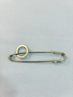 Acne Studios ロゴ チャームピン シルバー マフラーのサムネイル