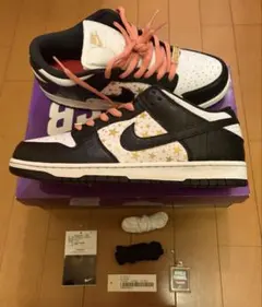 Supreme Nike SB Dunk Low OG QS GoldStars