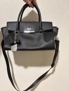 GUESS ブラック ハンドバッグ/ショルダーストラップ付き