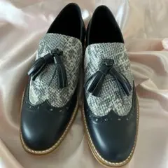 新品★黒とヘビ柄のタッセル付きローファー