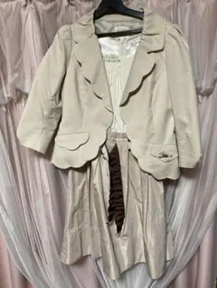 ベージュ フリル付きジャケットとスカートセットスカラップ