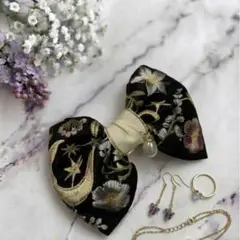 ꕤ大人可愛いꕤインド刺繍リボン バレッタ 月と星 ブラック系