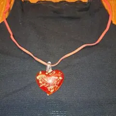 赤いハート型ガラスネックレス