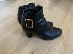 バックル付きブラックショートブーツ