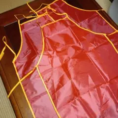 赤と黄色のシンプルなエプロン介護等に３枚