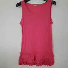 フリル付きピンクノースリーブトップス