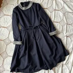 パール装飾付きブラック長袖ワンピース