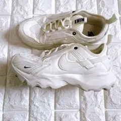 NIKE TC7900 厚底スニーカー 23.5cm 白 DD9682-100のサムネイル