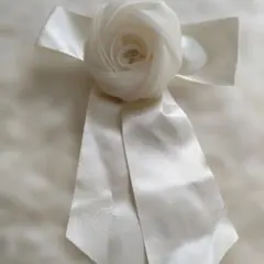 良品　使用一回　ホワイト　サテン　ローズブローチ　コサージュ