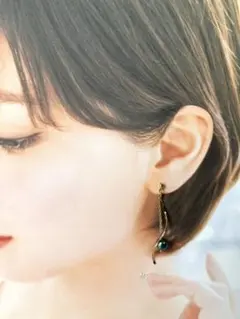 スワロフスキークリスタル/ひねりチャームゴールドのピアス パール