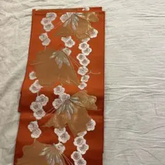 朱色　帯 蝶と花の模様