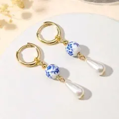 青と白の花模様フープピアス　陶器風　ブルー　パール　カジュアル　エレガント