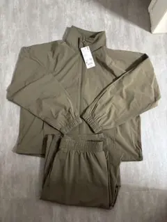 【定価¥6,980】ユニクロ ウルトラストレッチセットアップ カーキ