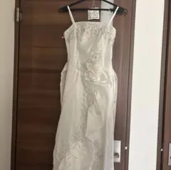 ビーズ装飾付きホワイトドレス