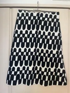 【レア美品】marimekko SABINOひざ丈スカート 白黒模様のサムネイル