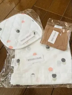 新品未使用品　水玉模様 エプロン・鍋つかみ・コースター2枚セット