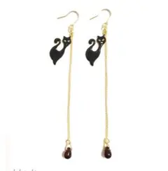 黒猫とチェコビーズの揺れる大人ピアス