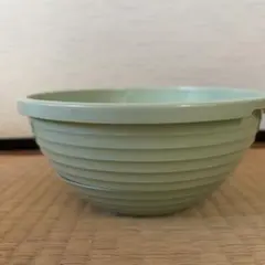 薄緑色の植木鉢 プラスチック製