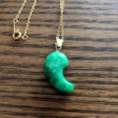 ゴールドチェーン付きの翡翠の勾玉ペンダント