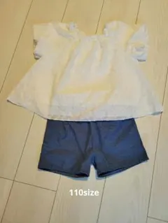 白いフリルトップスと青いショートパンツセット 110サイズ