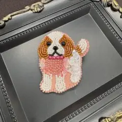 ピンクハーネスのキャバリア ビーズ刺繍ブローチ ハンドメイド