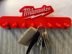 Milwaukee フック 7連 赤ミルウォーキーのロゴ入りカラフルなキーラック