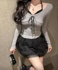 グレーのリボン付き長袖トップスと黒スカートセット