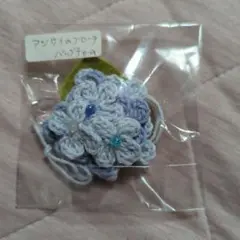 青と緑の花のブローチ