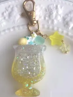 クリームソーダ　シェイカーキーホルダー イエローソーダ　シャカシャカ　パフェ