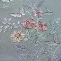 K4.【未使用】半衿 薄緑色に小花と蝶の刺繍 正絹 パールトーン加工