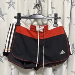 adidas ストライプ ショートパンツ 黒/赤/白