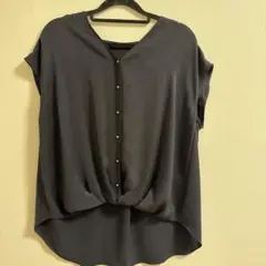 紺色シャツ Vネック金ボタン付き