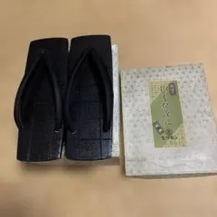 黒い木製下駄 伝統的な和装履物