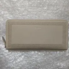 アイボリー系統 新品未使用 ラウンドファスナー長財布 かわいいスタッズのサムネイル