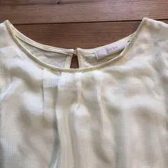 anySis 半袖シャツ 淡い黄色 バックボタン付き