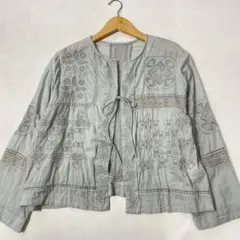 美品 コンジェペイエ アデュートリステス パッチワーク刺繍ブラウス ブルーグレーのサムネイル
