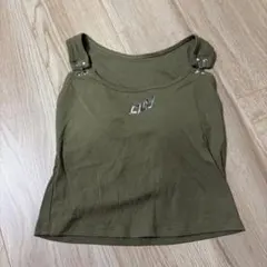 カーキ タンクトップ メタルロゴ