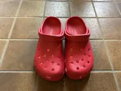 赤いクロッグサンダル crocs