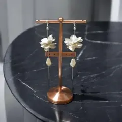 No.131　バロックメタルフラワー1連マットシルバーピアス（イヤリング変更可）