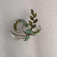 緑色ストーンの葉のブローチ