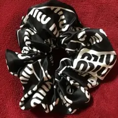 ＊PRADA＊　幾何学模様 シュシュ PRADA 幾何学模様 シュシュ - メルカリ