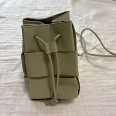 くすんだミントカラーのショルダーバッグ