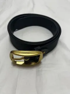 黒いレザーベルト 金色バックル