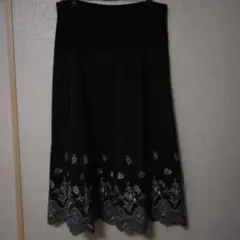 美品　黒の刺繍入りフレアスカート