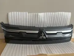 新車外し】新型 デリカD5 純正フロントグリル 2026年式 - メルカリ