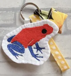 ハンドメイド　刺繍　ヤドクガエル　ストラップ　バッグキーホルダー　生き物
