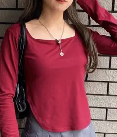 スクエアネック長袖Tシャツ 赤色