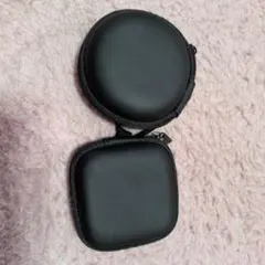 黒い二重構造イヤホンケース