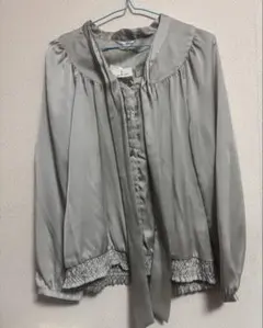 グレー　ボウタイブラウス